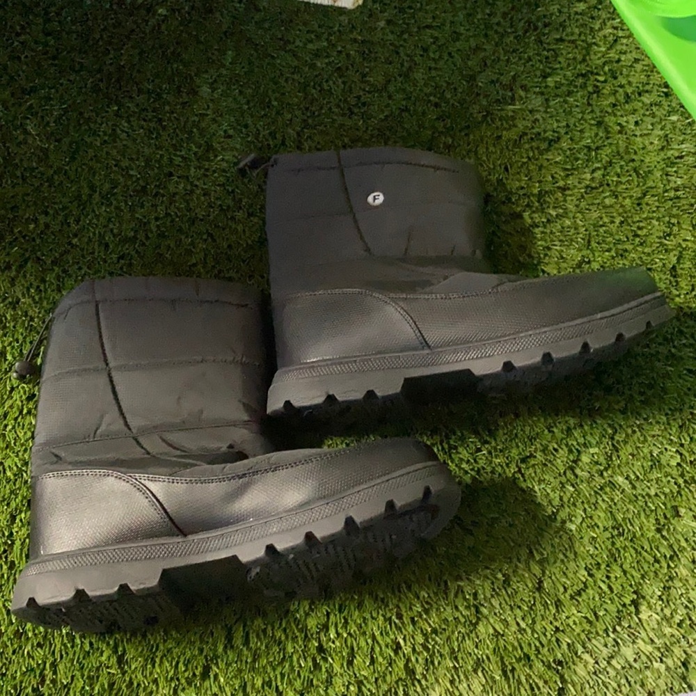 Men’s black winter snow boots